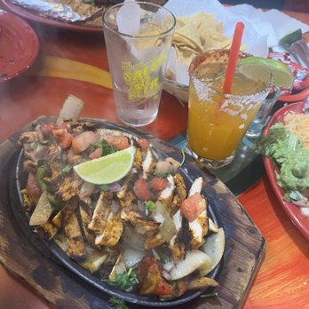 Salsa & Beer - Chicken fajitas + mango margarita on the rocks - Mexican Near Me - Van Nuys, California Salsa & Beer - Chicken fajitas + mango margarita on the rocks - Mexican Near Me - Van Nuys, California