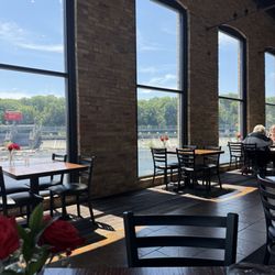 Fratellos Waterfront Restaurant - Dining area