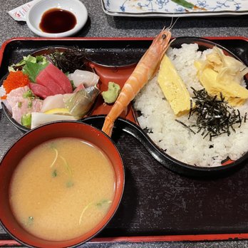 Yohei Sushi Restaurant - Chirashi bowl - Sushi Bars Near Me - Honolulu, Hawaii