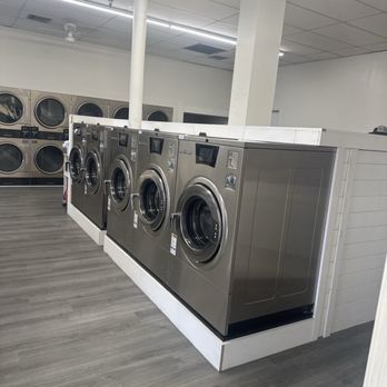 Anna's Laundromat - Check the brand-new oversized Speed Queen machines! - Laundromat Near Me - Gulf Shores, Alabama Anna's Laundromat - Check the brand-new oversized Speed Queen machines! - Laundromat Near Me - Gulf Shores, Alabama