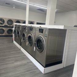 Anna's Laundromat - Check the brand-new oversized Speed Queen machines!