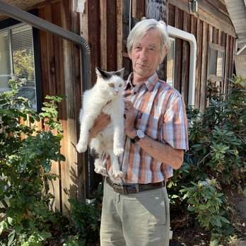 Motel Del Rogue - Owner Kevin and Filibuster the cat! - Hotels Near Me - Grants Pass, Oregon Motel Del Rogue - Owner Kevin and Filibuster the cat! - Hotels Near Me - Grants Pass, Oregon