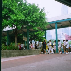 中環5號渡輪碼頭 - 每逢周末不少人都會選擇去離島一日遊，前往不同離島的船都在中環港外線碼頭開出，令此處於假日變得熱鬧。