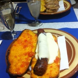 Dalt Vila - Una de las ricas variedades de butiffarra(rovellons, queso de cabra, roquefort, etc...) y torrada para acompañar.