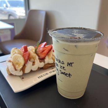 Heuk Hwa Dang - Strawberry & banana croffle, matcha milk tea - Desserts Near Me - Milpitas, California