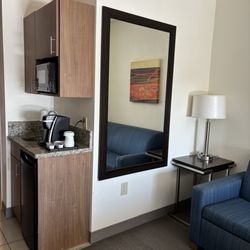 Holiday Inn Express & Suites Kailua-Kona - Coffee station, microwave and fridge.