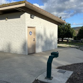 Waverly Park - Restrooms and water fountains - Parks Near Me - Thousand Oaks, California