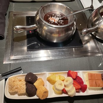 The Melting Pot - Chocolate fondue dippers and Dark & dulce fondue - Fondue Near Me - Austin, Texas The Melting Pot - Chocolate fondue dippers and Dark & dulce fondue - Fondue Near Me - Austin, Texas