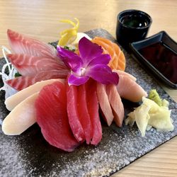 sakura sushi - Sashimi Deluxe