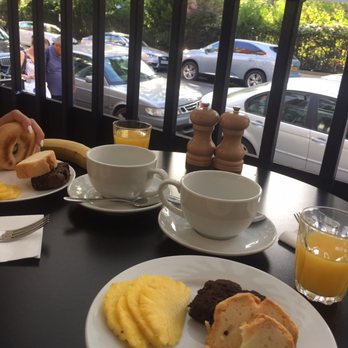 Hotel Indigo - The only table for sitting outside. A must for breakfast! - Hotels Near Me - London, XGL