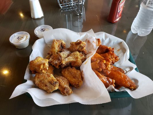 Haywood Lounge Best wings AVL. by null