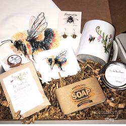 The Collective, A Lifestyle Boutique - Inside the "It's The Bees Knees" #carefullycurated box.
