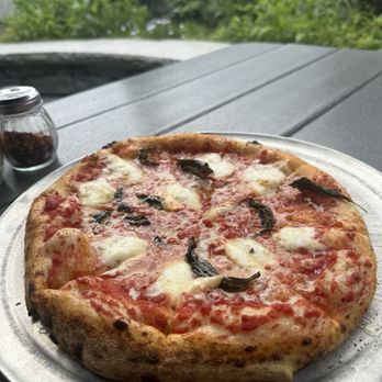 Maine Beer - Margherita Pizza. - Breweries Near Me - Freeport, Maine Maine Beer - Margherita Pizza. - Breweries Near Me - Freeport, Maine