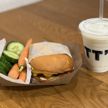 Gott's Roadside - Kid's Meal Cheeseburger with Veggies and Milk - New American Near Me - Palo Alto, California