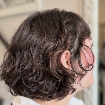 Artistry in Hanover - Wavy elevated bob - Hair Salons Near Me - Syracuse, New York Artistry in Hanover - Wavy elevated bob - Hair Salons Near Me - Syracuse, New York