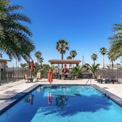 Shadow Palm - Pool with BBQ place at the rear