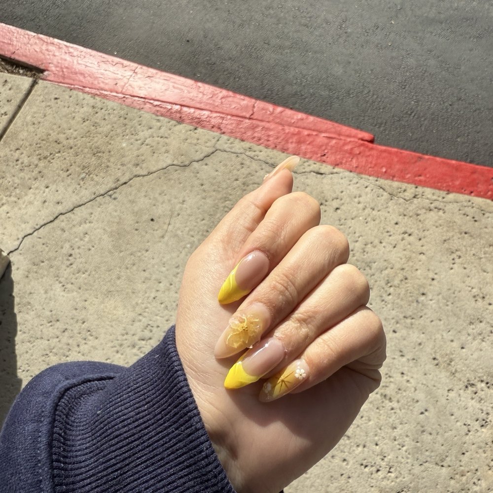 Yellow spring nails Yellow spring nails