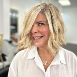 Reinaldo Salon - Blonde wave bob!