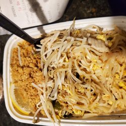 Bangkok Cuisine - Chicken pad thai