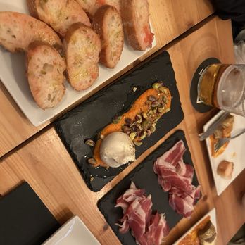 La Vila - Varias tapas - Tapas Bars Near Me - Barcelona, B La Vila - Varias tapas - Tapas Bars Near Me - Barcelona, B