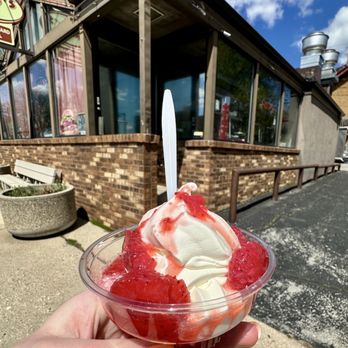 Fred's Frozen Custard & Grill - Vanilla ice cream with strawberries - Burgers Near Me - Milwaukee, Wisconsin