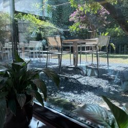 Hotel Forum - Outdoor lounge and dining area