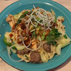 Restaurant Mizu - Pad Thainudeln mit  Rindfleisch, Hühnerfleisch, Ei und frischem Saisongemüse