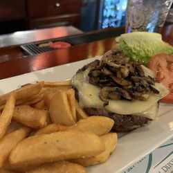Corrib Pub & Restaurant - Cheeseburger