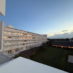 Exterior outside entrance of Intercontinental Presidente Cancun Resort - The main building at dusk. - Cancún, ROO Exterior outside entrance of Intercontinental Presidente Cancun Resort - The main building at dusk. - Cancún, ROO