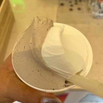 7Gradi - Marscarpone Oreo and Honey Yogurt gelato - Gelato Near Me - Honolulu, Hawaii 7Gradi - Marscarpone Oreo and Honey Yogurt gelato - Gelato Near Me - Honolulu, Hawaii