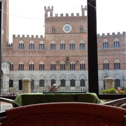 Costa Pizzeria - View of piazza del campo