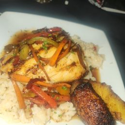 Salmon on plain rice and 2 plantains.