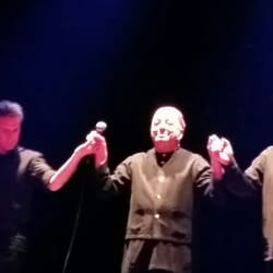 Teatro delle Palme - Peppe Barra dal vivo, finale con la "sua" unica Tammurriata Nera