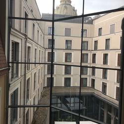 INNSIDE by Meliá - Der Innenhof und direkt dahinter befindet sich die Dresdner Frauenkirche