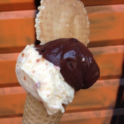 La Dolce Vita - Cono due gusti cioccolato e pesca 2€