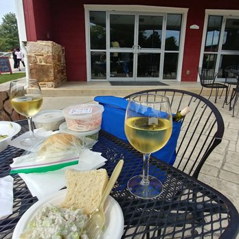 Sugarloaf Mountain Vineyard - Tables on the patio - Wineries Near Me - Dickerson, Maryland Sugarloaf Mountain Vineyard - Tables on the patio - Wineries Near Me - Dickerson, Maryland