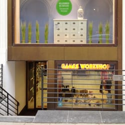 Games Workshop - Eingang zum Kellerladen mit Fantasy Zinnminiaturen etc. direkt unter Butlers
