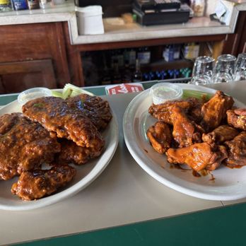 Kelly's Korner - Ordered 10 wings and 5 fingers in house hot. The fingers are huge!!! - American Near Me - Buffalo, New York