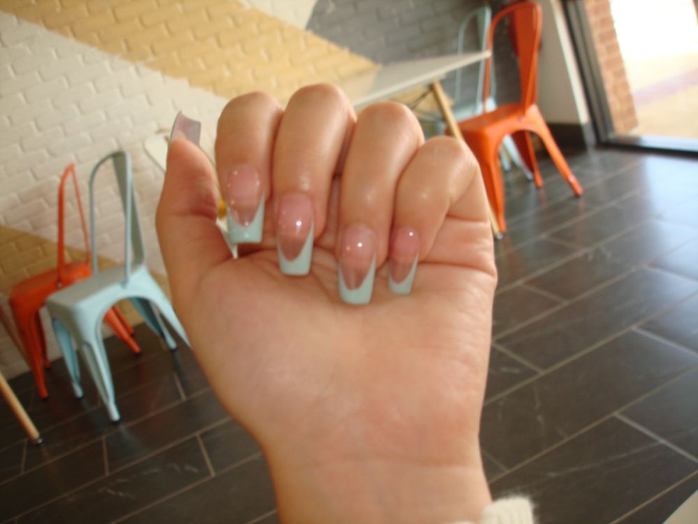 Central Nail & Day Spa Logo