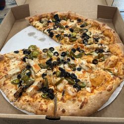 Driftwood Pizza & Subs - Buffalo Chicken pizza