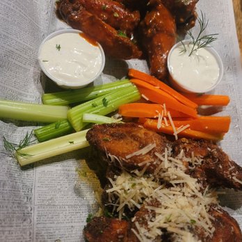 Play Book Sports Bar - Garlic buffalo and parmesan garlic wings - Sports Bars Near Me - Niles, Illinois