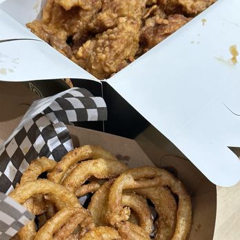 Le Coq Frit - Fried chicken and onion rings - Chicken Shop Near Me - Vancouver, British Columbia