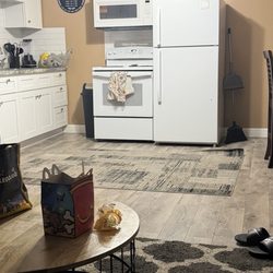 The Haven River Inn - Dirty rugs throughout unit and smells