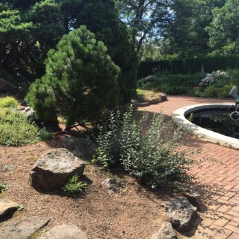 Chicago Botanic Garden - Beautiful fountain, in landscaping garden - Botanical Gardens Near Me - Glencoe, Illinois