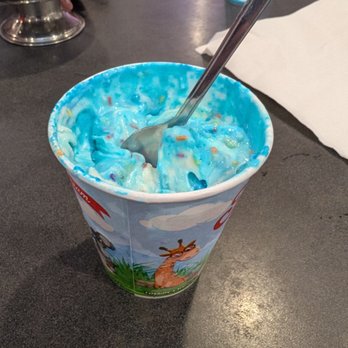 Friendly's - Birthday cake friend-z - Ice Cream & Frozen Yogurt Near Me - Norwich, Connecticut Friendly's - Birthday cake friend-z - Ice Cream & Frozen Yogurt Near Me - Norwich, Connecticut