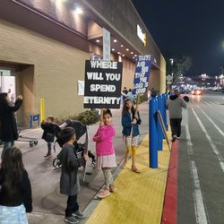 The Potter's House Christian Fellowship Church - Street Preaching!