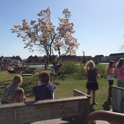Bij Daphne in De Kas - Een leuke waterspeeltuin voor de kids terwijl pa en ma een lekker rosétje kunnen drinken in het zonnetje.