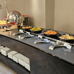 KLM Lounge - Hot foods