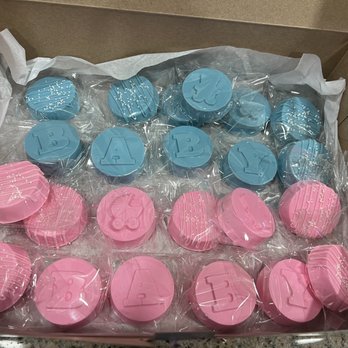 Chiwee's Cookies And Cake Pops - Gender reveal cake pops and covered oreos - Desserts Near Me Chiwee's Cookies And Cake Pops - Gender reveal cake pops and covered oreos - Desserts Near Me