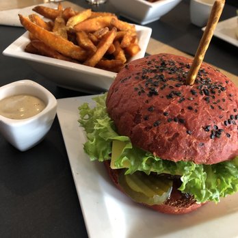 H&K's - Vegan burger Swiss Chard burger with sweet potato fries - Burgers Near Me - Brussels, BRU H&K's - Vegan burger Swiss Chard burger with sweet potato fries - Burgers Near Me - Brussels, BRU